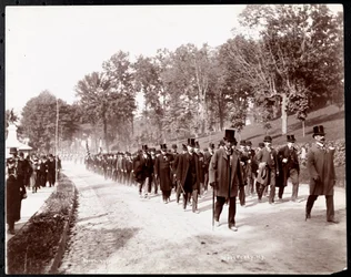 Militaire Parade met Geüniformeerde Mannen in Hoge Hoeden in Dobbs Ferry, New York, 1898